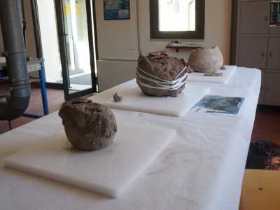 Spostandoci in un�altra sala possiamo invece ammirare ci� il risultato di un altro tipo di cremazione, pi� �sofisticata� della precedente. In questo caso ci� che rimaneva dalla combustione veniva raccolto in apposite urne funerarie poi poste sottoterra. Osserviamo quindi tre vasi di ceramica a pancia larga entro cui le ceneri venivano conservate